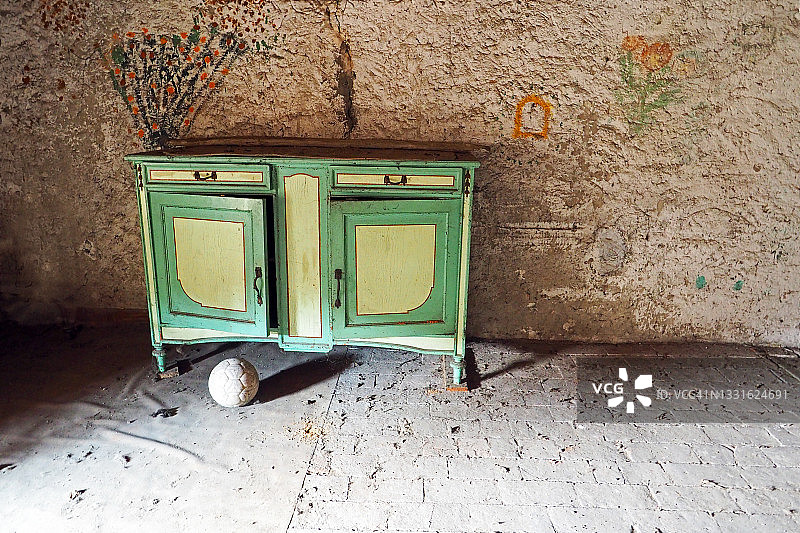 废弃阁楼房间里的旧餐具柜图片素材