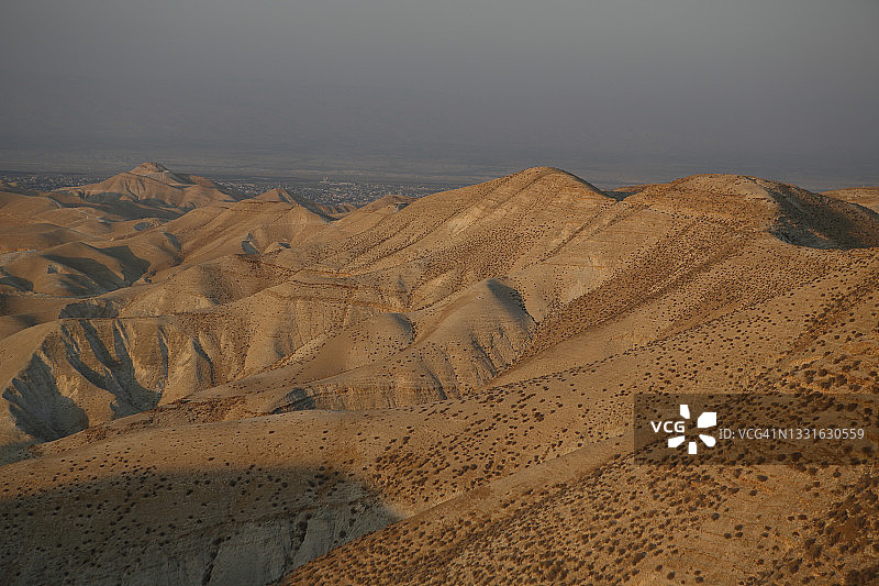 夕阳下朱迪安沙漠的极端地形，山丘和沟壑，约旦河谷耶利哥上方的瓦迪凯尔特图片素材