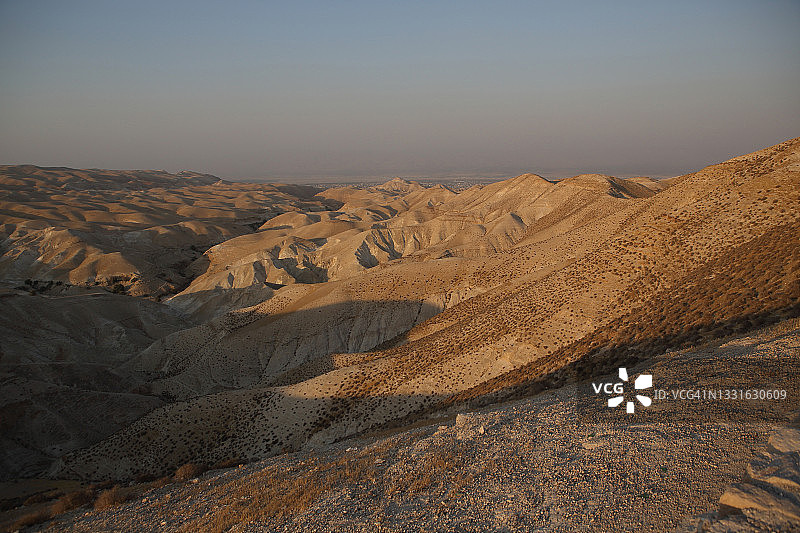 夕阳下朱迪安沙漠的极端地形，山丘和沟壑，约旦河谷耶利哥上方的瓦迪凯尔特图片素材