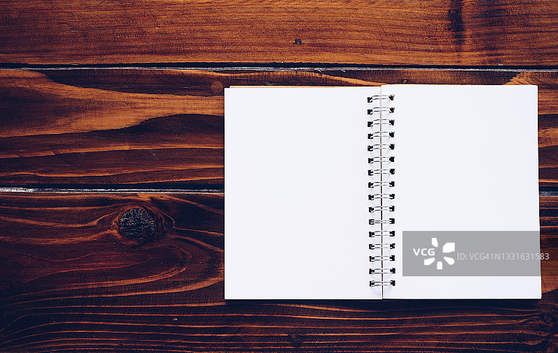 木桌上的打开的笔记本电脑图片素材