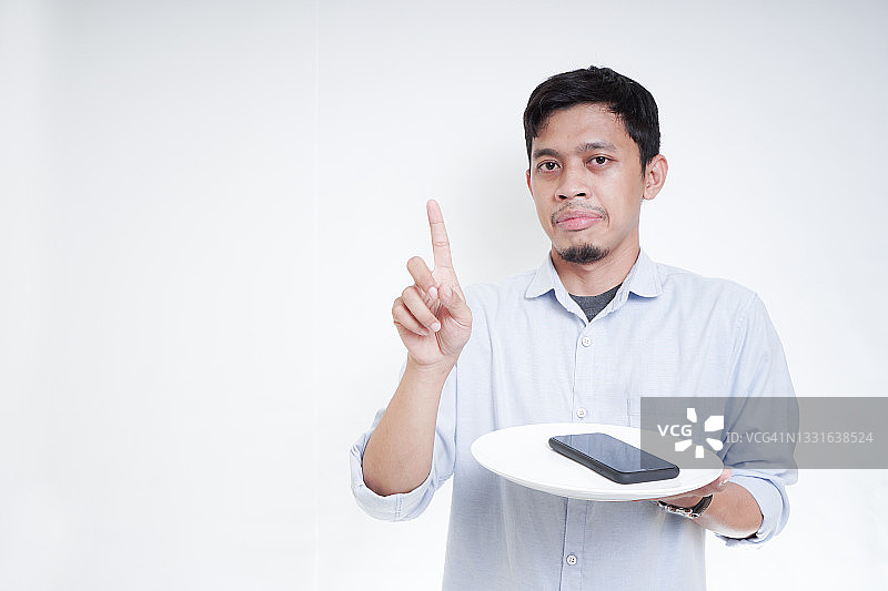 盘子里的电视遥控器图片素材