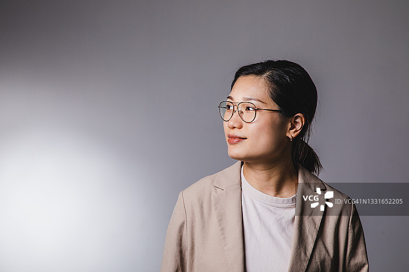 亚洲女商人侧视的棚拍肖像图片素材