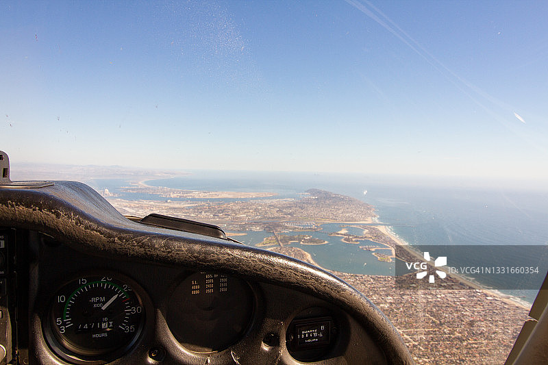 从私人飞机乘客舱内看驾驶舱视野图片素材