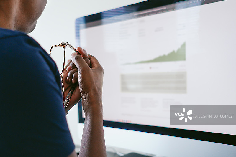 女人查看投资表现图片素材