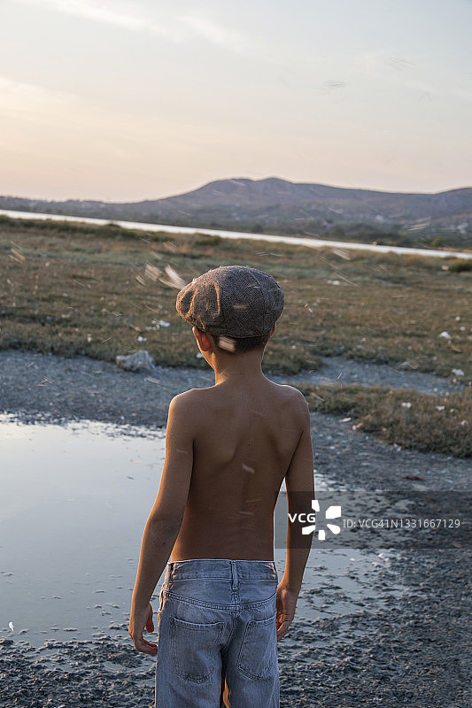 男孩的背影图片素材