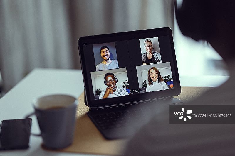 不recognizable的商人参加电话会议图片素材