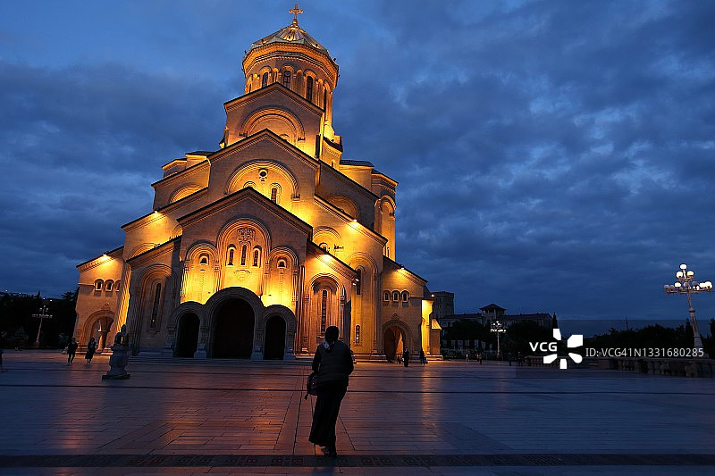 黄昏时分在灯火通明的圣三一主教座堂前的人群剪影图片素材