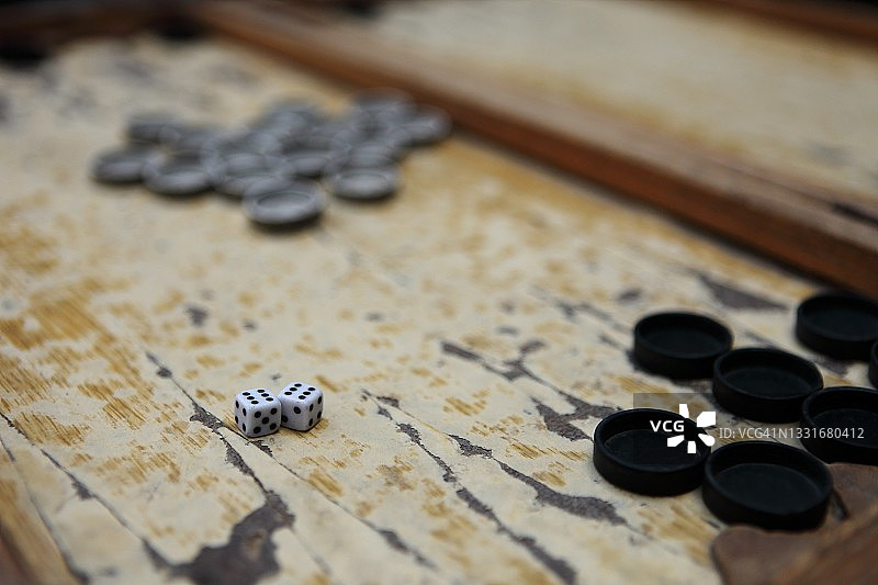 旧西洋双陆棋游戏棋盘上的骰子特写图片素材