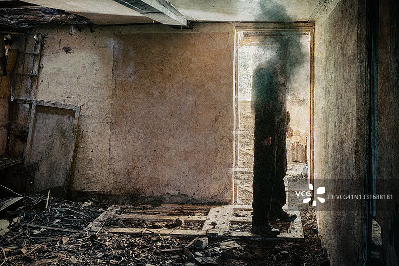 恐怖概念：废弃房屋门口的无面人图片素材