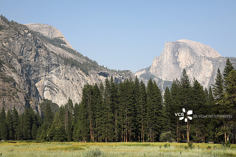 从优胜美地山谷看到的半圆顶图片素材