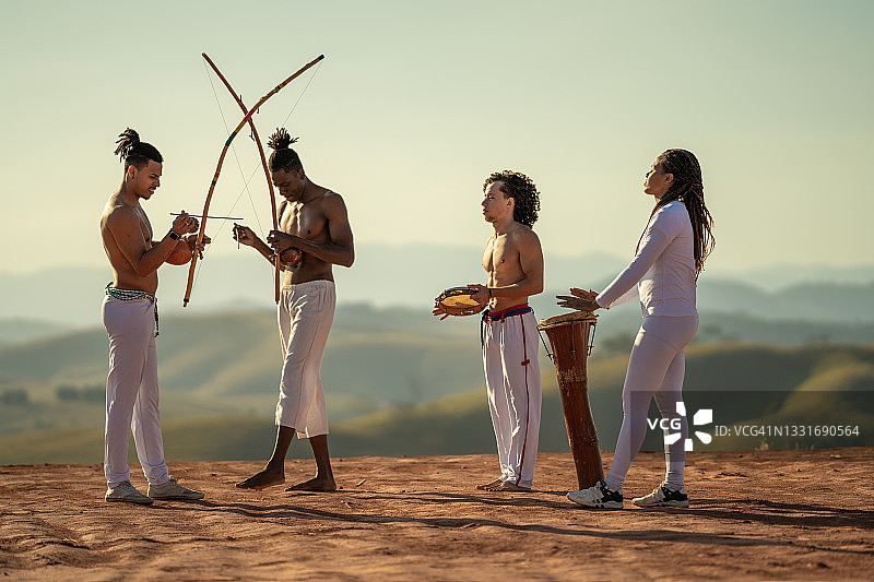 演奏乐器的卡波耶拉图片素材