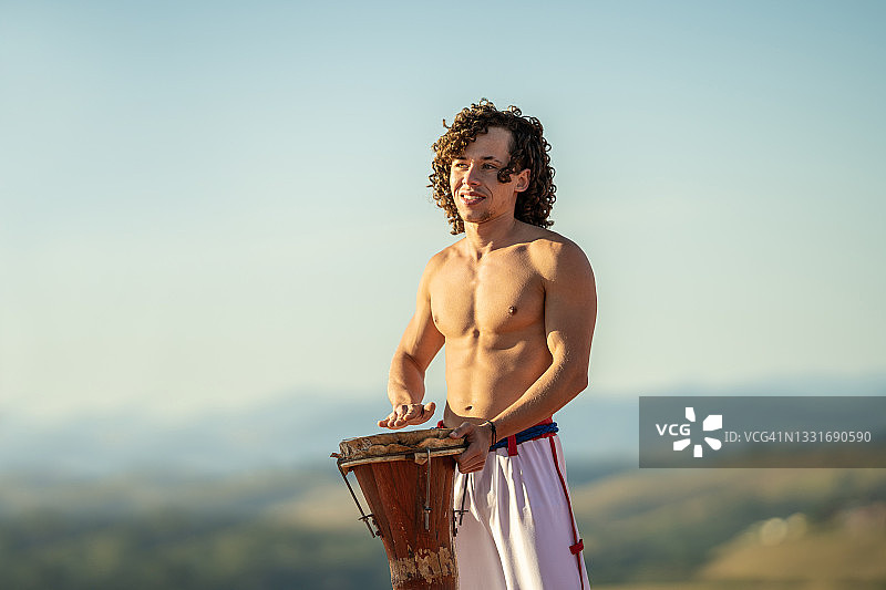 卡波耶拉男子演奏打击乐器图片素材