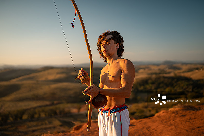 演奏贝林巴的卡波耶拉男子图片素材