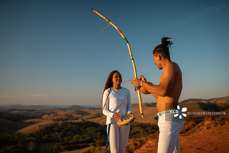 演奏乐器的卡波耶拉图片素材