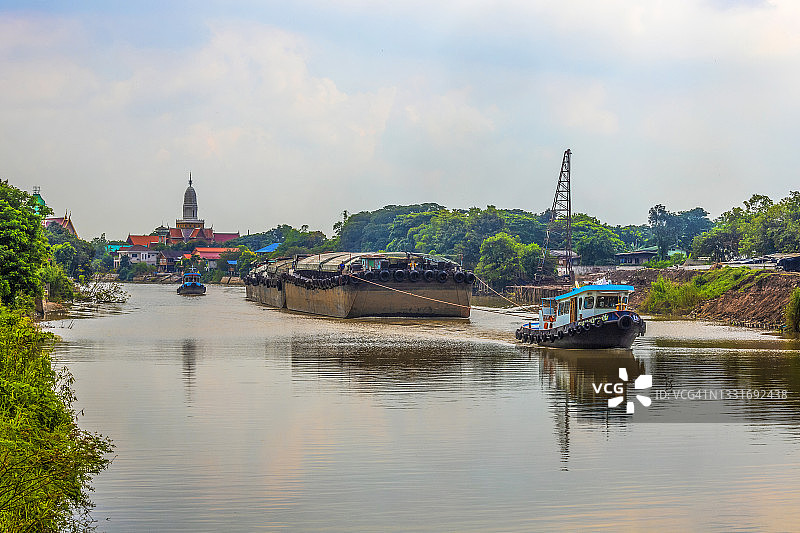 泰国阿瑜陀耶府湄南河上的水上交通图片素材