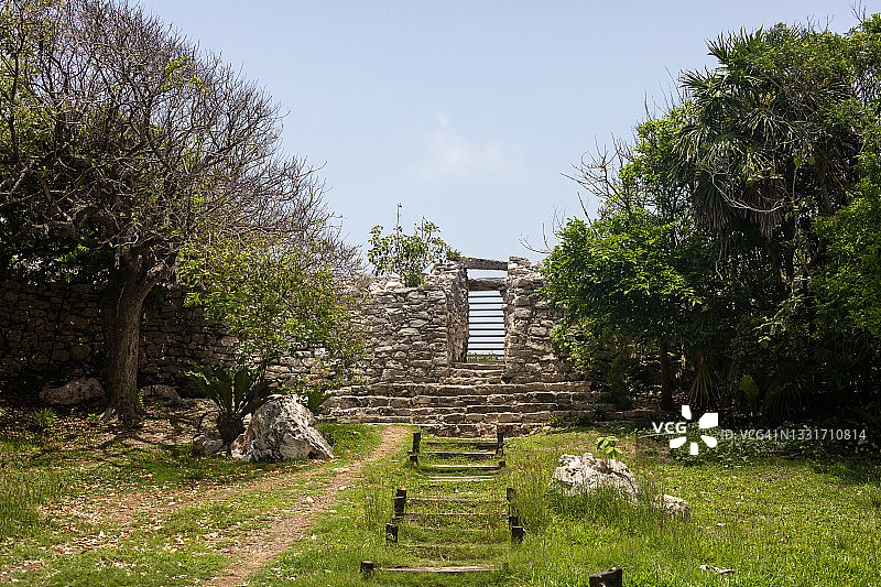 通往图卢姆玛雅遗址入口的台阶图片素材