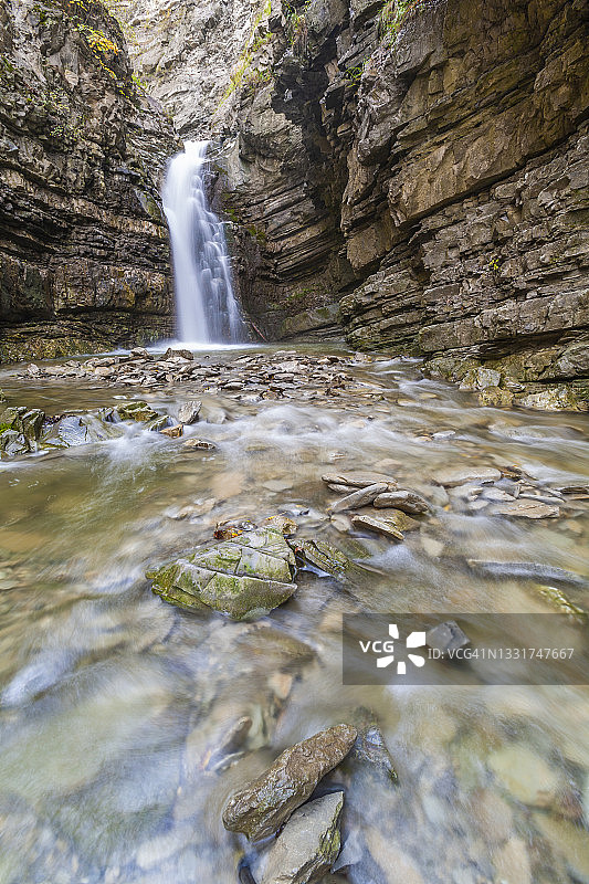意大利艾米利亚-罗马涅大区皮亚琴察省博比奥的卡尔隆温泉瀑布图片素材