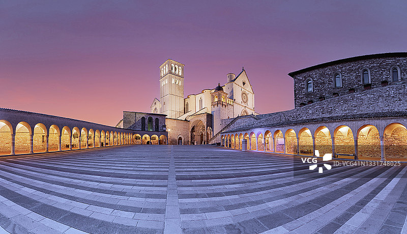 翁布里亚阿西西的圣方济各大教堂日落景色图片素材