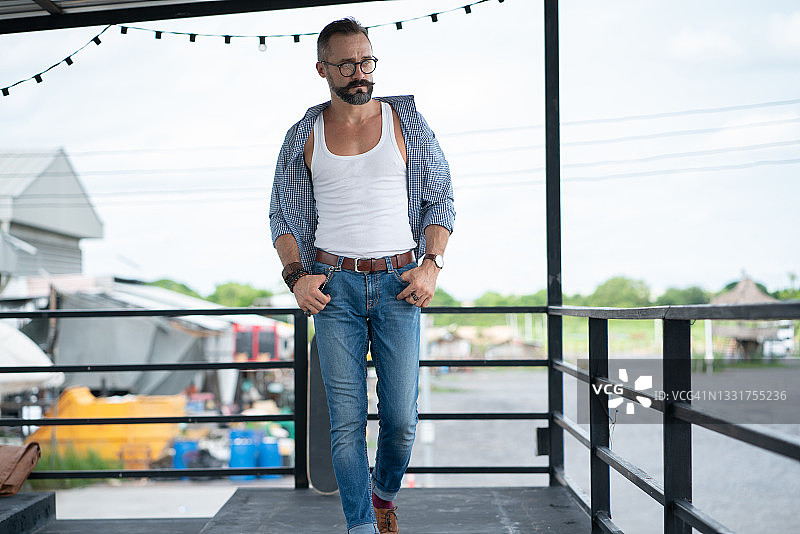 带笔记本电脑度假的男人图片素材