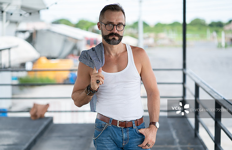 使用笔记本电脑度假的男人图片素材