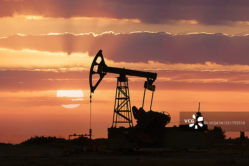 科威特日落时分的抽油机图片素材
