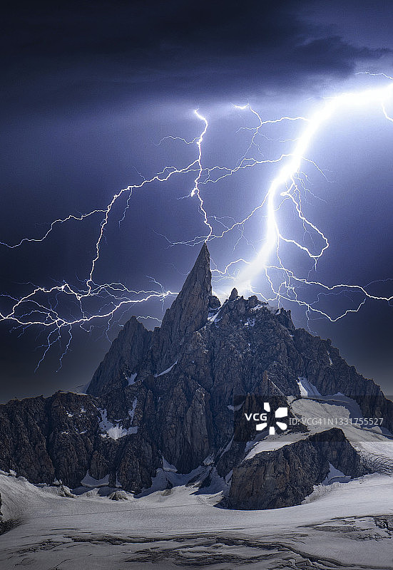 山峰上的闪电图片素材