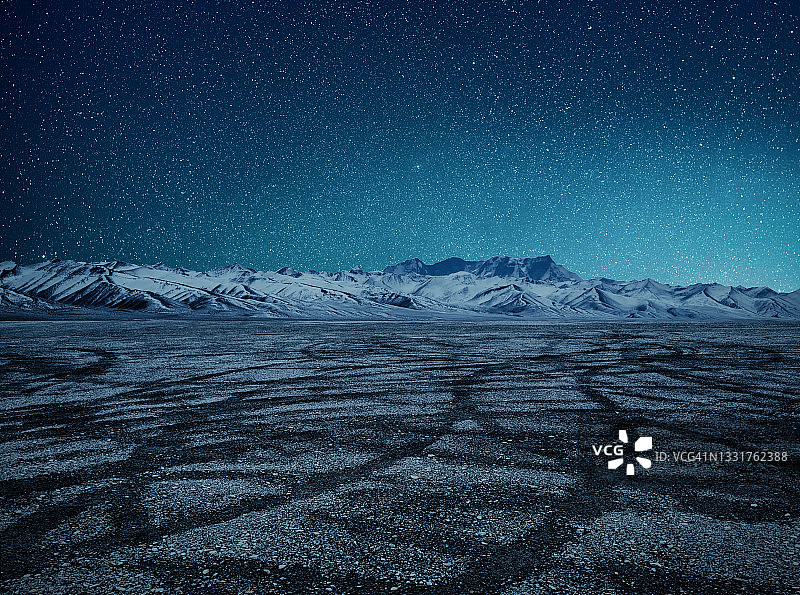 星空下的雪山和机场跑道图片素材
