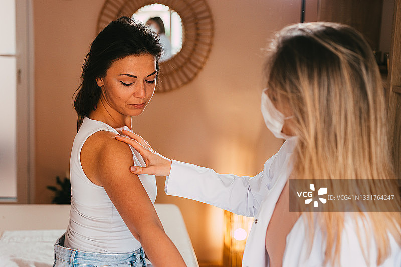 年轻女子手臂接受针灸治疗图片素材