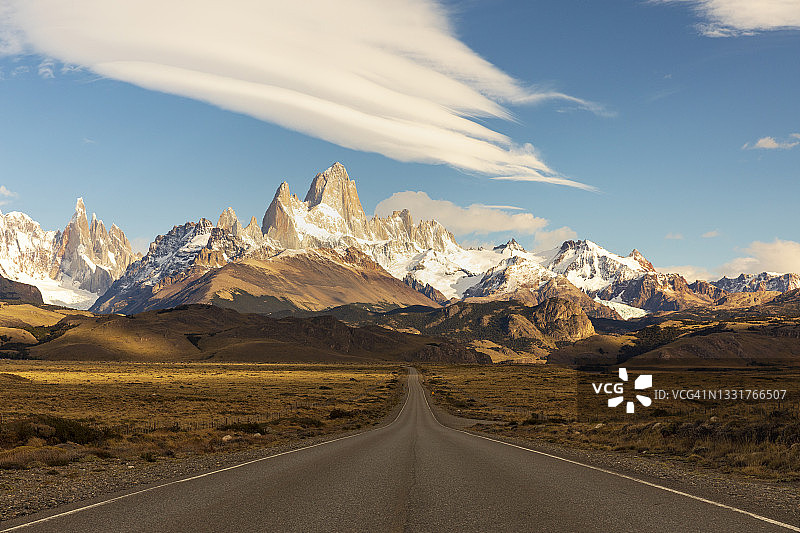 通往阿根廷查尔腾镇、巴塔哥尼亚，菲茨罗伊雪山和黄色草地的道路图片素材