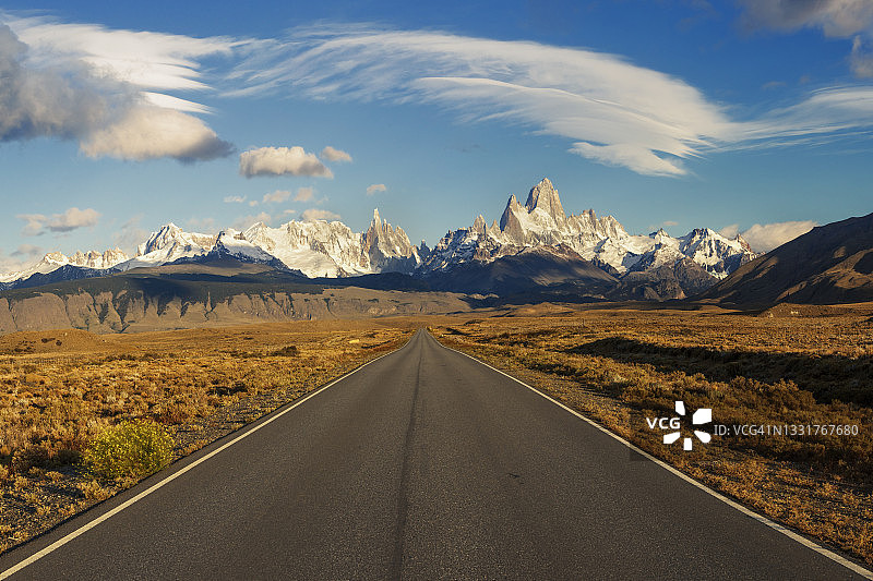 通往阿根廷查尔腾镇、巴塔哥尼亚，菲茨罗伊雪山和黄色草地的道路图片素材