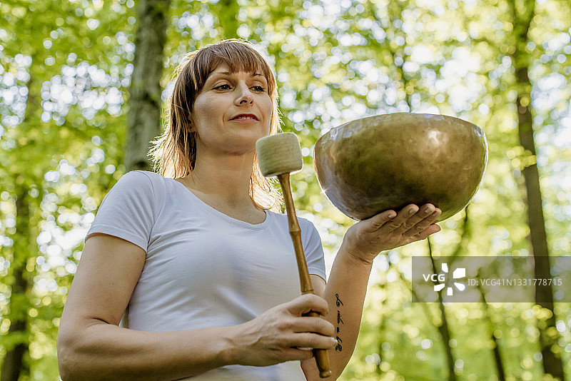 女人在森林里使用磬图片素材