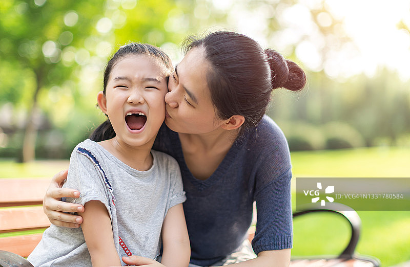 母亲亲吻女儿图片素材