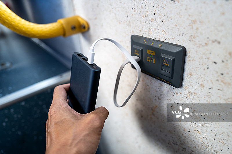 用充电宝充电图片素材