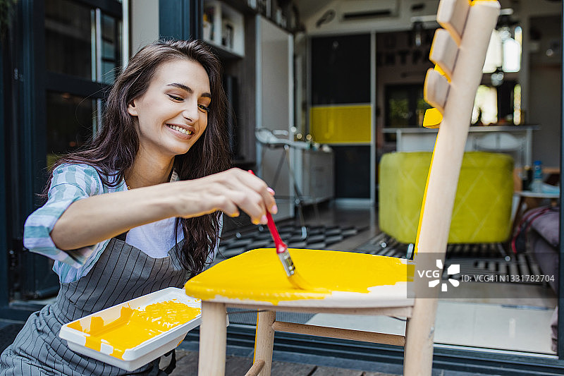 在后院粉刷木椅图片素材