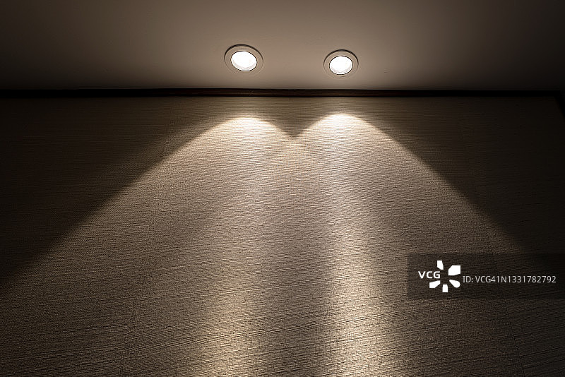 天花板聚光灯在墙上形成的抽象光点图片素材