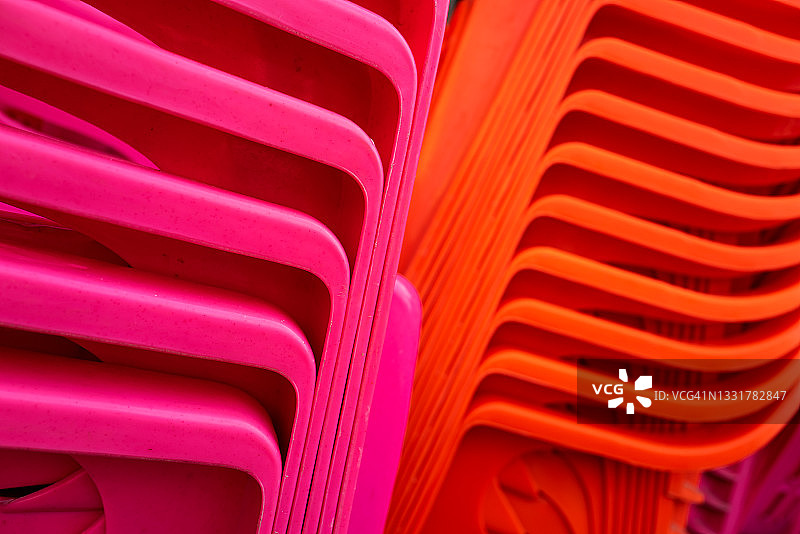 堆叠塑料椅形成的抽象图案图片素材