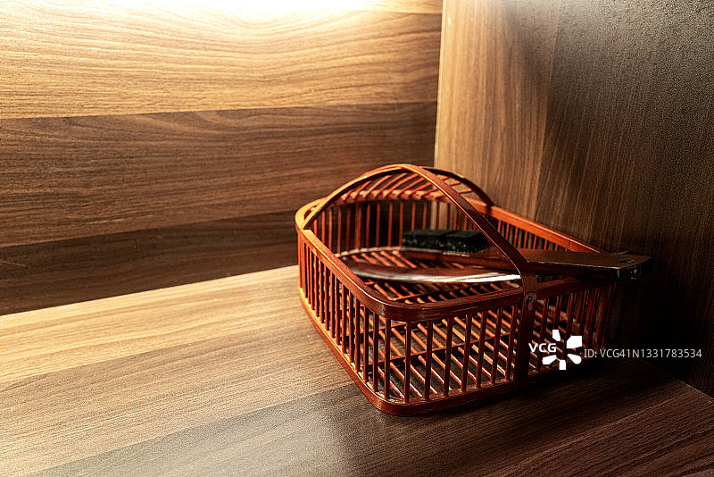 橱柜里的鞋篮图片素材