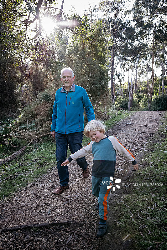 爷爷和孙子一起享受丛林漫步图片素材