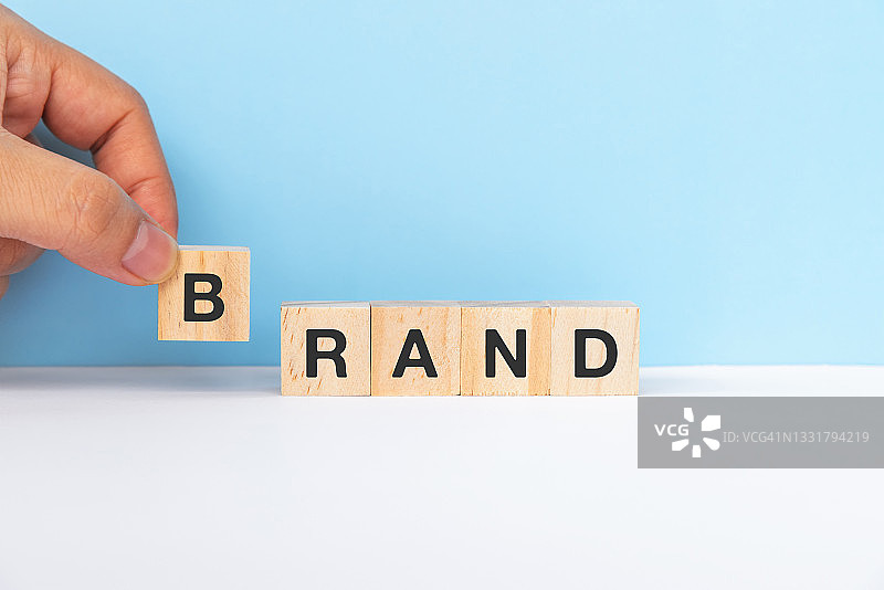 品牌拼写木制玩具积木图片素材