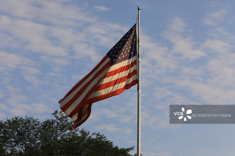 旗杆上的美国国旗图片素材