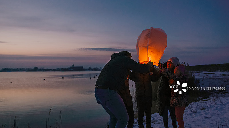 一家人观看孔明灯图片素材