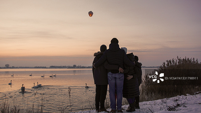 一家人在河岸边欣赏孔明灯图片素材
