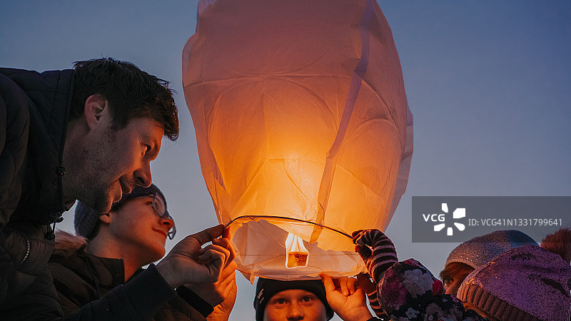 一家人放飞孔明灯图片素材