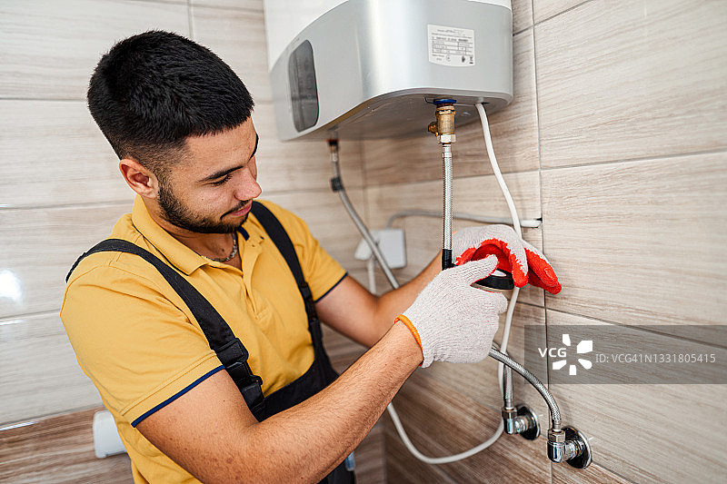 技术员修理热水器图片素材