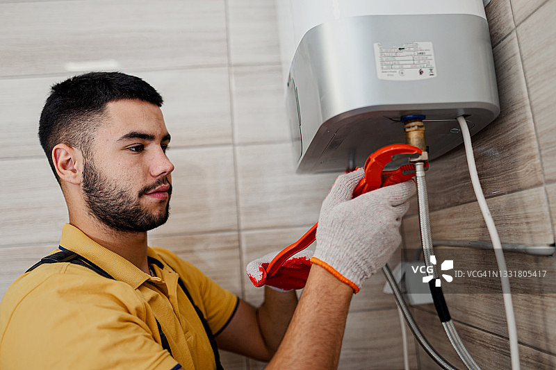 技术员修理热水器图片素材