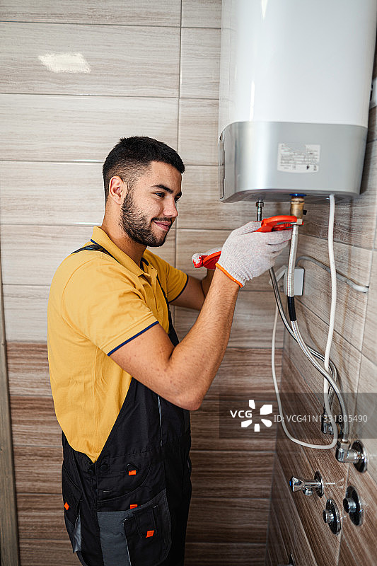 技术员修理热水器图片素材