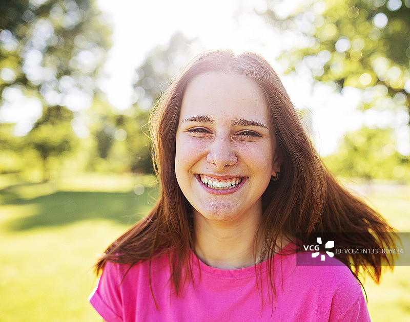 青少年女孩公园肖像图片素材
