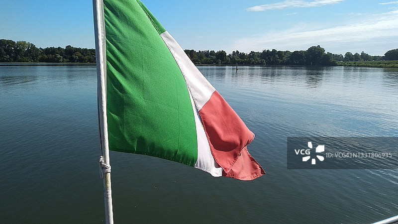 船上的意大利国旗图片素材