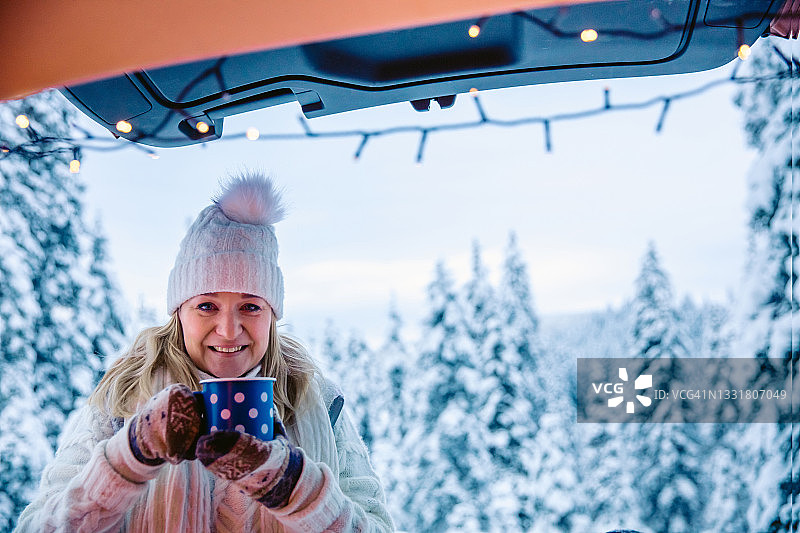 在森林里手持咖啡杯的女人 портрет图片素材