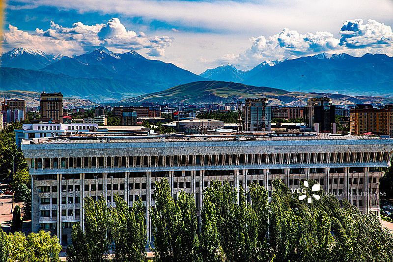 吉尔吉斯斯坦比什凯克：阿拉套山脉和白宫的壮丽景色图片素材